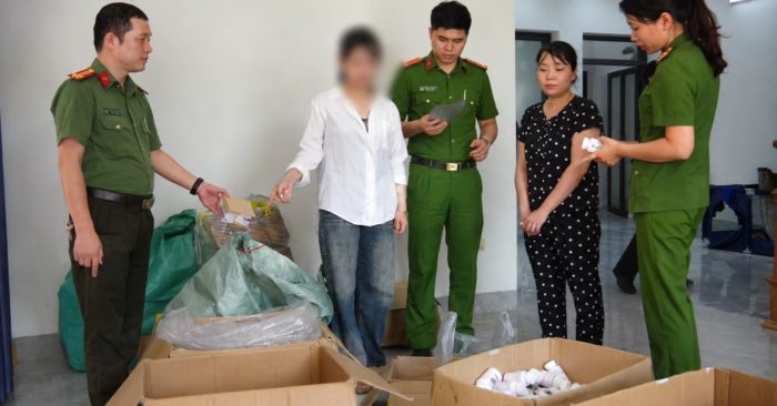 Mua viên nén đông y trôi nổi, dán nhãn “lương y” để bán, đối tượng bị công an phát hiện và thu giữ hàng giả.