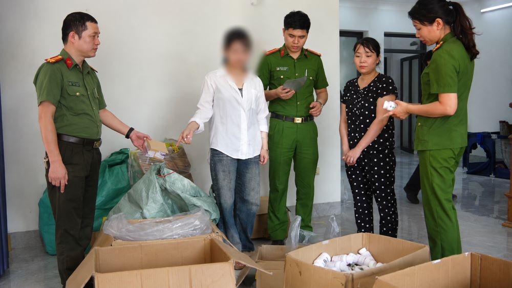 Mua viên nén đông y trôi nổi, dán nhãn “lương y” để bán, đối tượng bị công an phát hiện và thu giữ hàng giả.