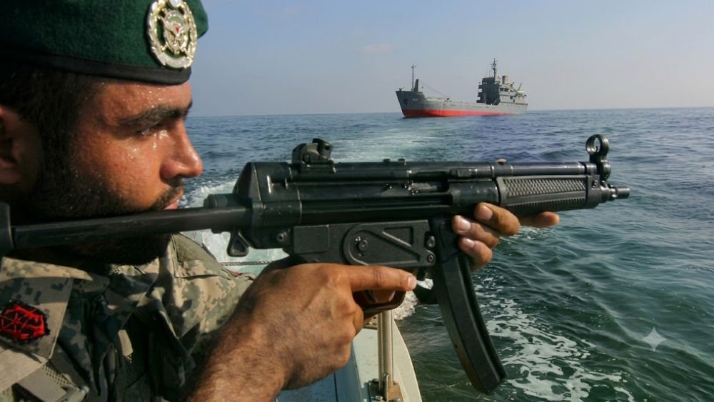 Iran tuyên bố giữ nguyên lệnh phong tỏa eo biển Hormuz, yêu cầu Mỹ dỡ bỏ trừng phạt và bồi thường thiệt hại chiến tranh mới chịu mở lại.