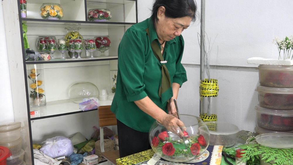 Khởi nghiệp tuổi 50, bà Lê Thị Việt đưa nghề ướp hoa về quê, phát triển thương hiệu hoa tươi bất tử với doanh thu hơn 1 tỷ đồng mỗi năm.