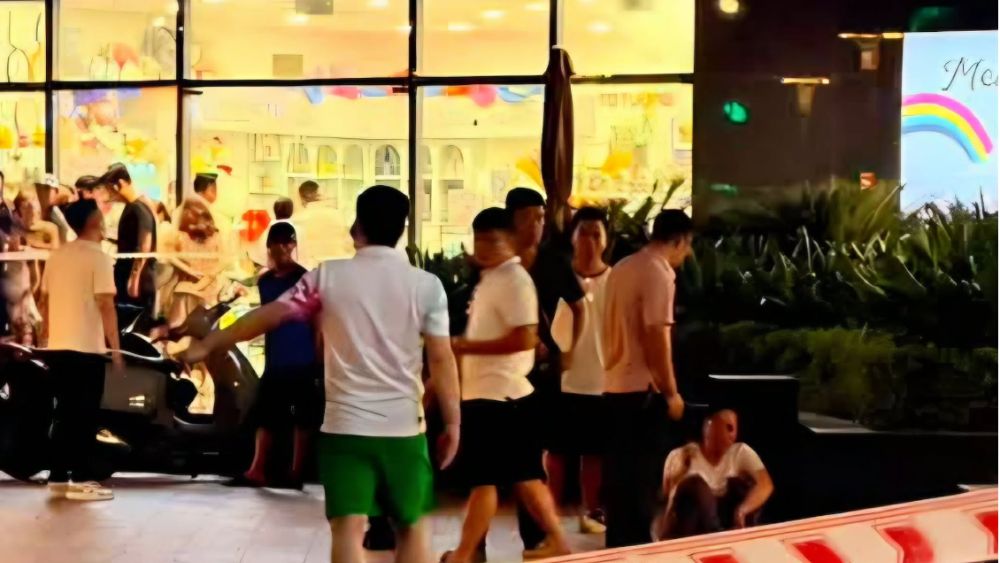 Bé trai 7 tuổi rơi từ tầng 15 chung cư ở Hải Phòng xuống đất tử vong. Công an phong tỏa hiện trường, điều tra nguyên nhân vụ việc.