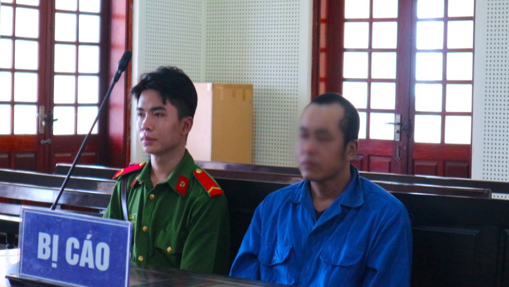 Lương Văn Hưng bị tuyên 12 năm tù về tội Giết người sau khi dùng kéo đâm nhiều nhát vào người phụ nữ từng chung sống.