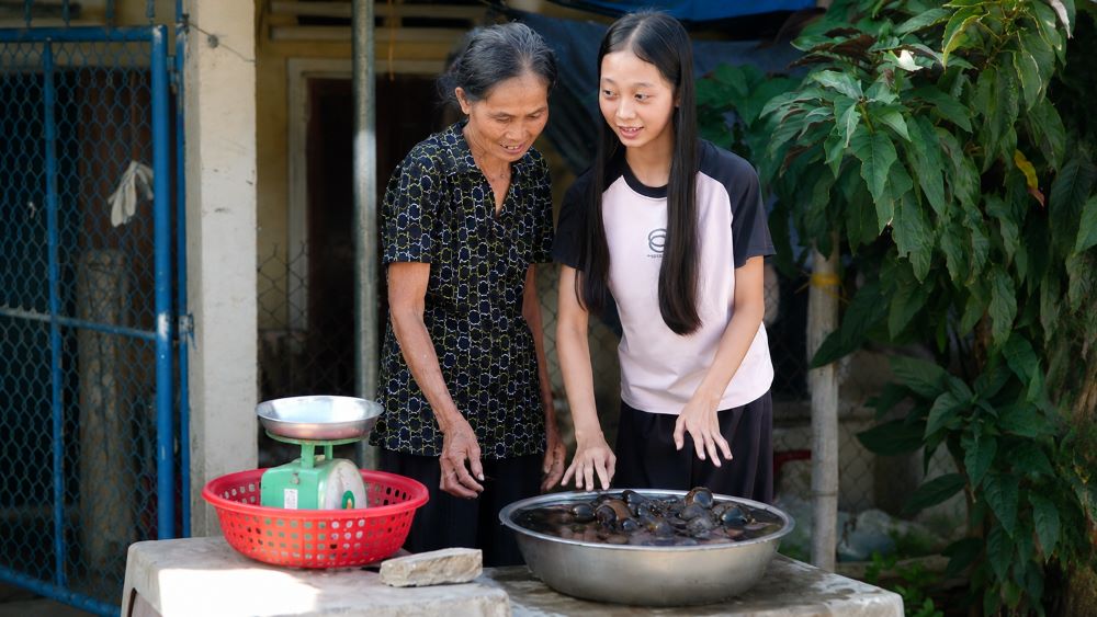 Cô bé mồ côi Trân Châu vượt khó học giỏi, trở thành thủ khoa Đại học Phạm Văn Đồng và chọn học gần nhà để đỡ đần ông bà.