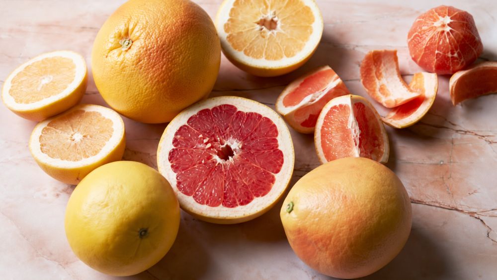 Vitamin C tham gia tổng hợp collagen, cùng 5 thói quen giúp bảo vệ collagen và duy trì làn da săn chắc theo thời gian.