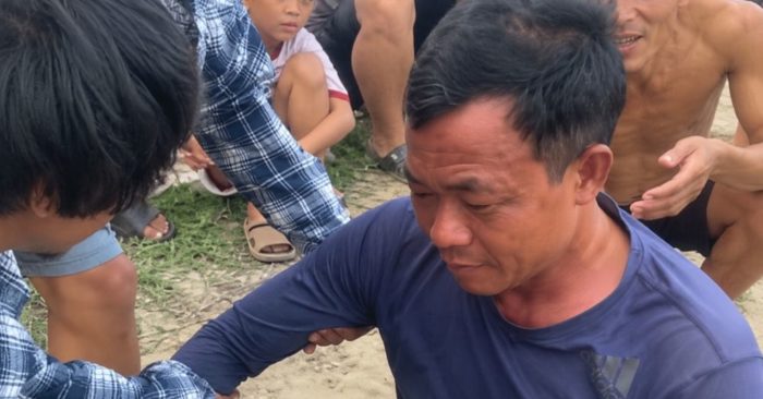 Nguyễn Văn Thanh sống sót sau 10 giờ bơi trên biển khi bị sóng cuốn ra xa bờ. Hành trình trở về của người đàn ông khiến nhiều người bất ngờ.