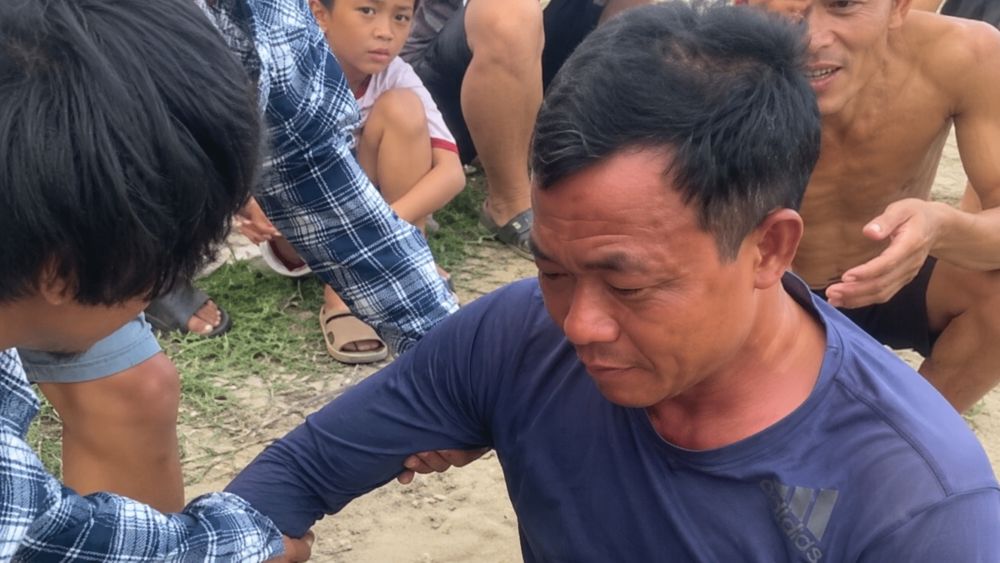 Nguyễn Văn Thanh sống sót sau 10 giờ bơi trên biển khi bị sóng cuốn ra xa bờ. Hành trình trở về của người đàn ông khiến nhiều người bất ngờ.