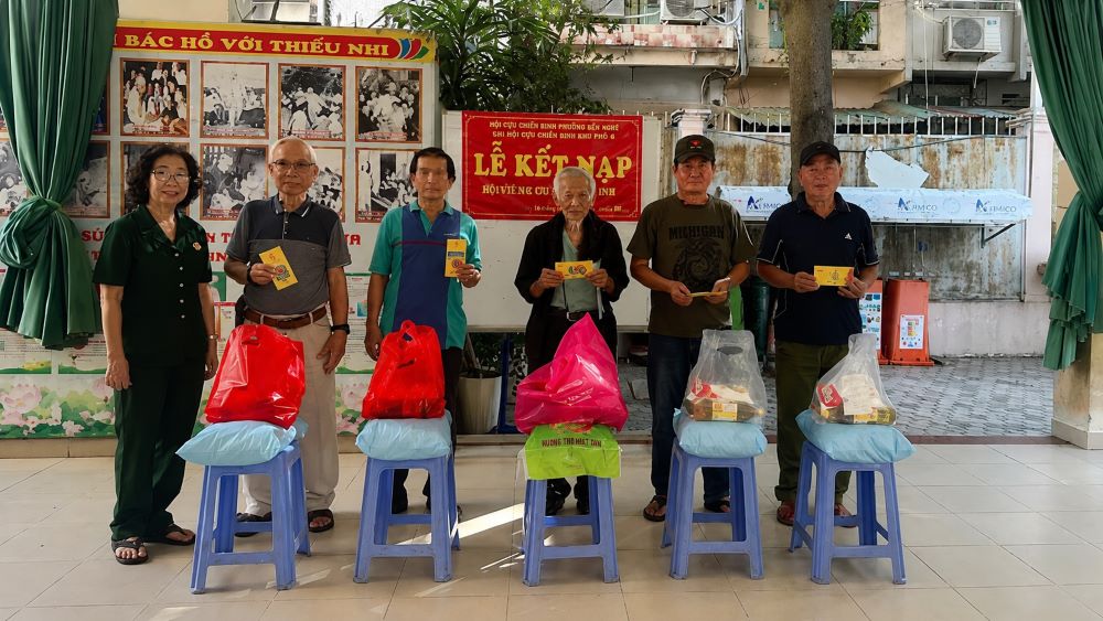 Cụ ông 91 tuổi Vũ Đình Hoàng vẫn bơm xe mưu sinh, chăm lo người vợ liệt giường và các con bệnh tật.