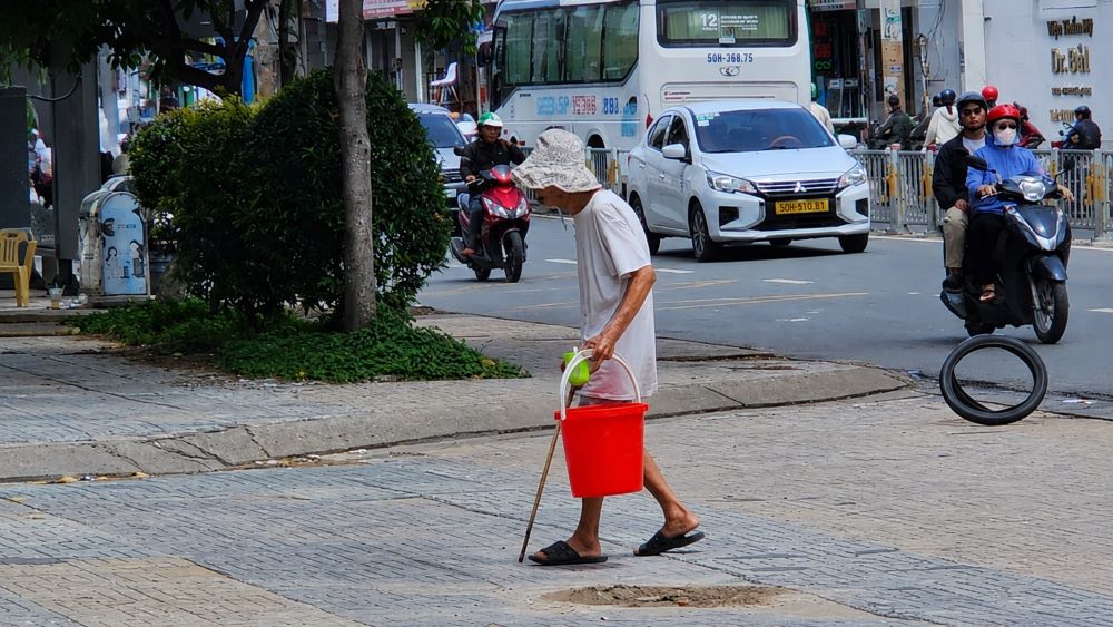 Cụ ông 91 tuổi vẫn bơm xe bên đường để kiếm sống, chăm lo người vợ liệt giường và các con bệnh tật.