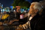 Cụ ông 91 tuổi và những lần mang nước cho con