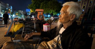 Cụ ông 91 tuổi và những lần mang nước cho con