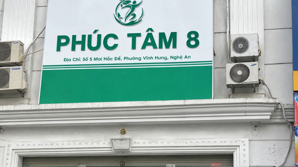Cơ sở Phúc Tâm 8 tại Nghệ An đăng ký spa nhưng bị cáo buộc hoạt động điều trị cơ xương khớp trái phép, lừa gần 300 người.