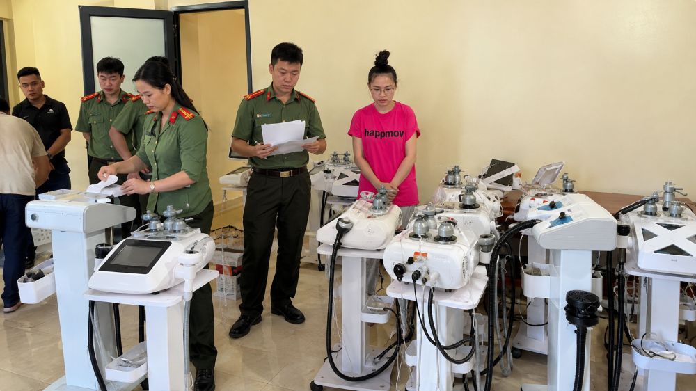Vụ Phúc Tâm 8: nhiều máy móc, thiết bị spa không rõ nguồn gốc được dùng để quảng cáo dịch vụ điều trị xương khớp.