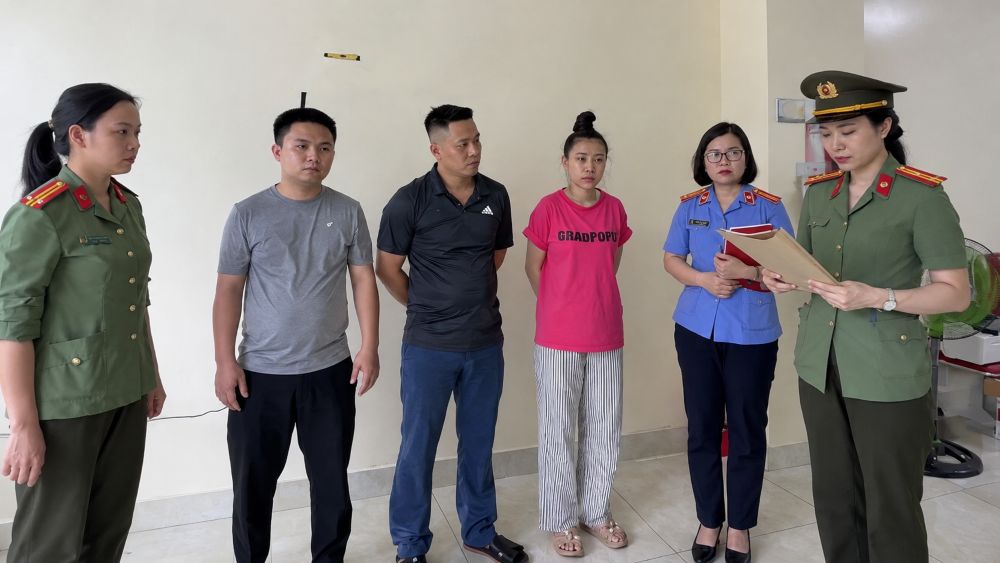 Công an khám xét cơ sở Phúc Tâm 8 trong vụ “tiêm giả”, lừa gần 300 người, với tổng giao dịch hơn 9 tỷ đồng.