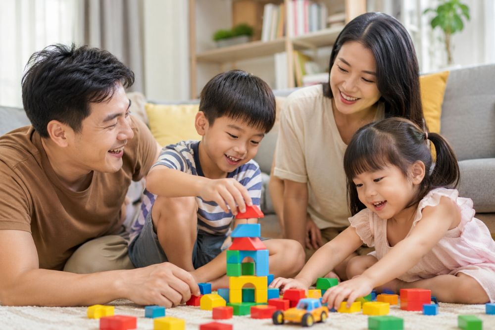 Giáo dục tài chính cho trẻ: Cha mẹ nên dạy con hiểu giá trị đồng tiền, lao động và trách nhiệm thay vì tiết lộ toàn bộ tài chính gia đình.
