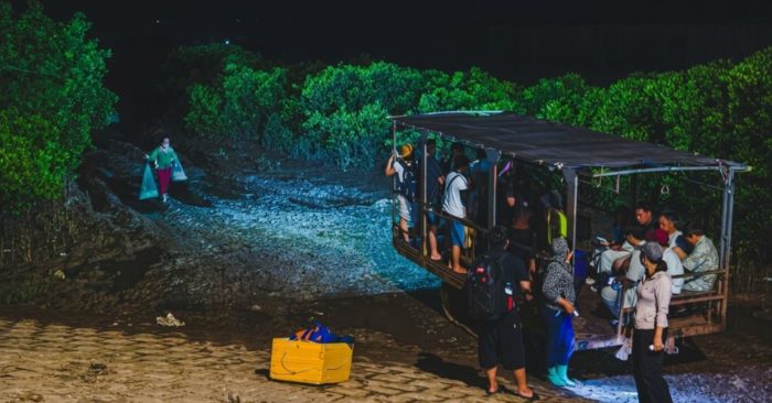 Hàng nghìn du khách tập trung từ 3h sáng, đi xe xích vượt bãi bồi lầy lội để kịp đón bình minh rực rỡ tại biển vô cực Hưng Yên.