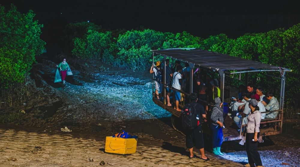 Hàng nghìn du khách tập trung từ 3h sáng, đi xe xích vượt bãi bồi lầy lội để kịp đón bình minh rực rỡ tại biển vô cực Hưng Yên.