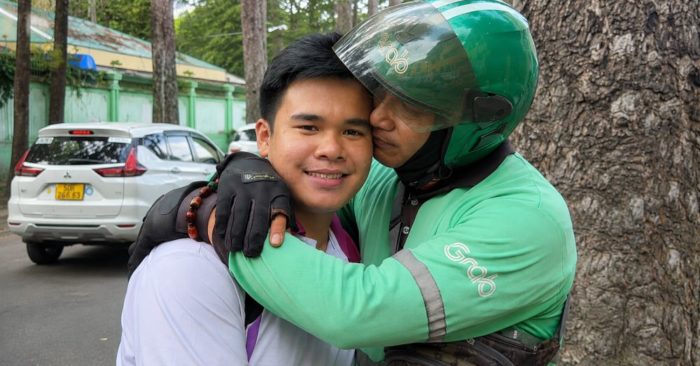 Đỗ Quốc Đạt, nam sinh trong bức ảnh ôm cha gây sốt mạng, đã trúng tuyển ngành Y khoa Trường Đại học Y khoa Phạm Ngọc Thạch.