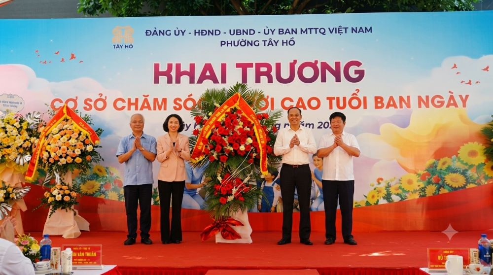 Mô hình cơ sở chăm sóc người cao tuổi ban ngày bán công lập tại phường Tây Hồ thu hút sự chú ý với mức chi phí khoảng 5 triệu đồng/tháng