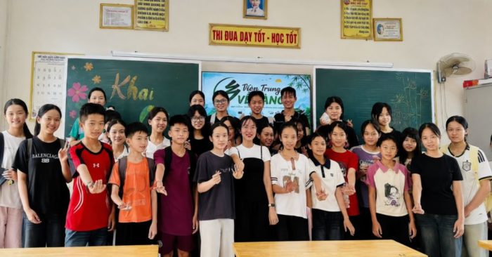 Từng bỏ đại học đi làm công nhân, Nguyễn Thị Huyền giành học bổng du học Trung Quốc và trở về quê mở lớp tiếng Trung miễn phí.