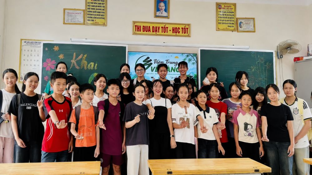 Từng bỏ đại học đi làm công nhân, Nguyễn Thị Huyền giành học bổng du học Trung Quốc và trở về quê mở lớp tiếng Trung miễn phí.