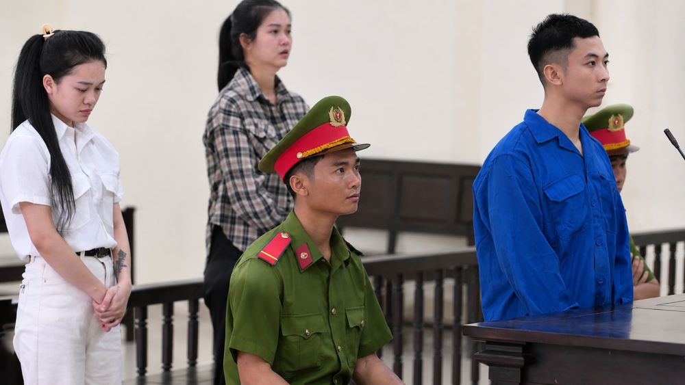 Thuốc giảm cân giả làm từ bột mì, trà xanh được bán trên Shopee. Ba bị cáo tại Tây Ninh lĩnh tổng cộng 46 năm tù.