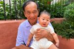 Người cha ngoài 70 tuổi lặng lẽ chăm chút cháu ngoại