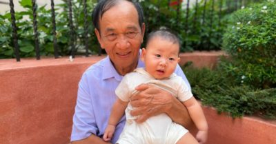 Người cha ngoài 70 tuổi lặng lẽ chăm chút cháu ngoại