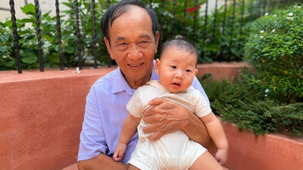 Bố 72 tuổi vượt 300km từ Nghệ An ra Hà Nội, ở nhà thông gia để phụ con gái chăm cháu ngoại, khiến nhiều người xúc động.