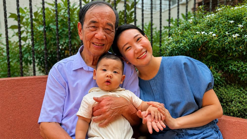 72 tuổi vượt 300km ra Hà Nội theo con gái, ở nhà thông gia chăm cháu ngoại, chia sẻ việc nhà và giúp con vơi bớt vất vả.