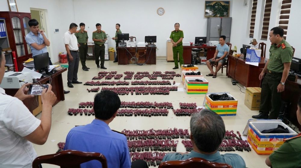 Công an triệt phá đường dây vận chuyển gần 9.300 kíp nổ điện từ Lào về Việt Nam bằng xe khách. Xem chi tiết vụ việc tại đây!
