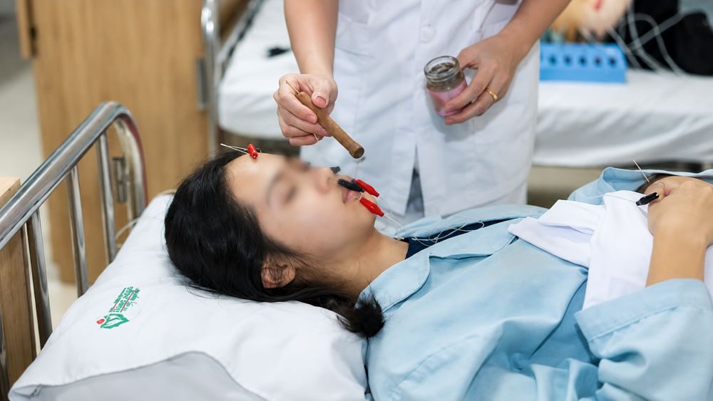Nữ sinh 14 tuổi bất ngờ méo miệng, lệch mặt sau một đêm nằm điều hòa ở nhiệt độ thấp, được xác định liệt dây thần kinh số VII.