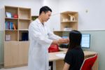 Nữ sinh 14 tuổi liệt mặt sau một đêm ngủ điều hòa