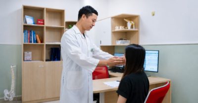 Nữ sinh 14 tuổi liệt mặt sau một đêm ngủ điều hòa