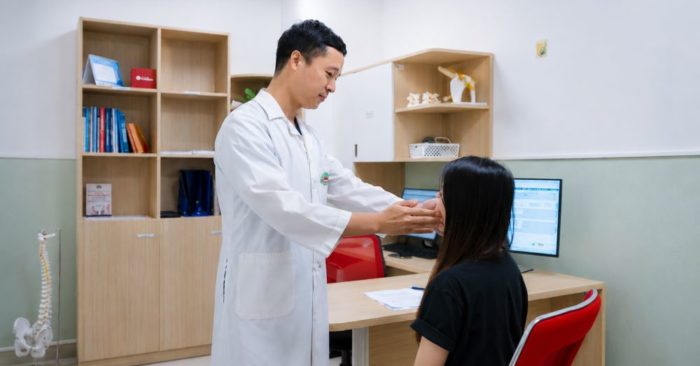 Bật điều hòa 20-22 độ suốt đêm có thể gây liệt dây thần kinh số VII. Cô gái trẻ bị méo miệng, khó nhắm mắt sau thói quen này.