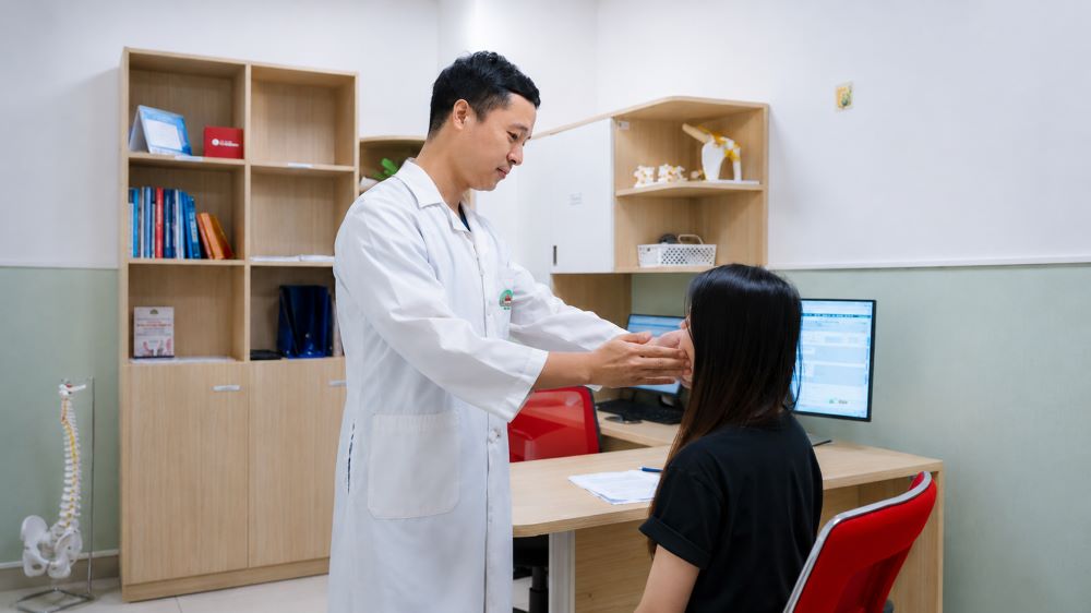 Bật điều hòa 20-22 độ suốt đêm có thể gây liệt dây thần kinh số VII. Cô gái trẻ bị méo miệng, khó nhắm mắt sau thói quen này.