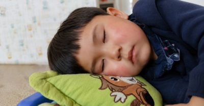 Khi trẻ cựa quậy trong giấc ngủ