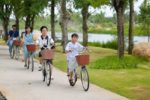 Để trẻ vận động tự nhiên ngay trong khu phố