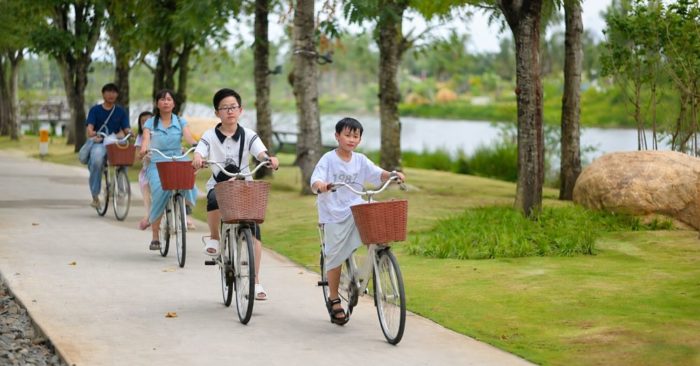 Để trẻ vận động tự nhiên ngay trong khu phố