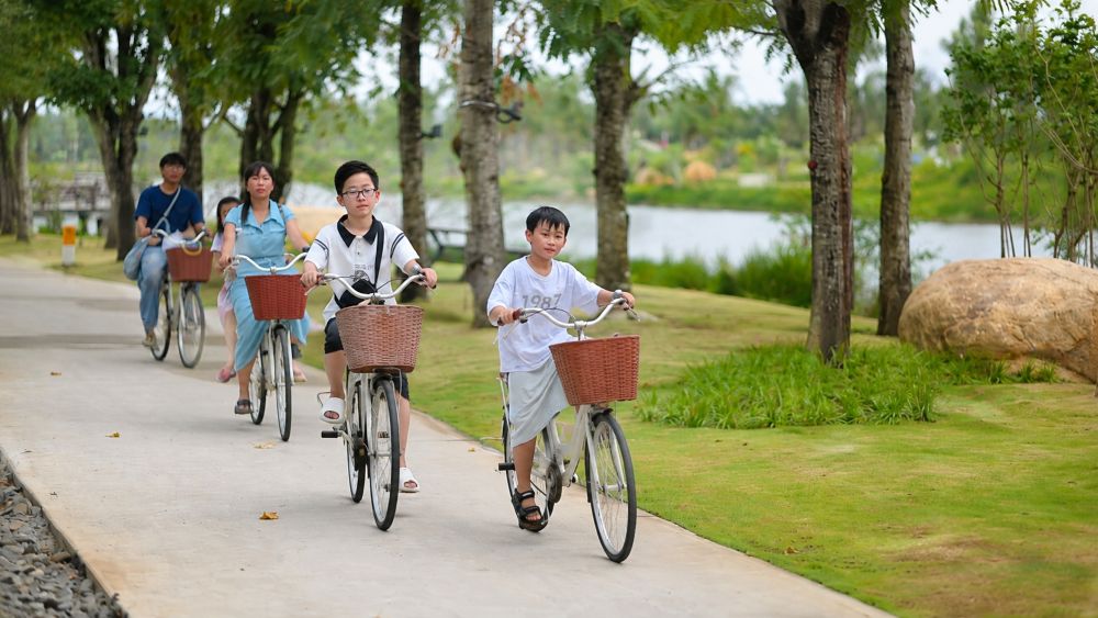 Khám phá những cách tạo thêm không gian vận động cho trẻ, từ đạp xe, vui chơi ngoài trời đến tận dụng không gian sống hiệu quả.