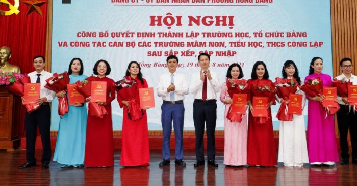 Hải Phòng sắp xếp lại trường học, đồng thời công bố quyết định bổ nhiệm cán bộ quản lý giáo dục tại phường Hồng Bàng.