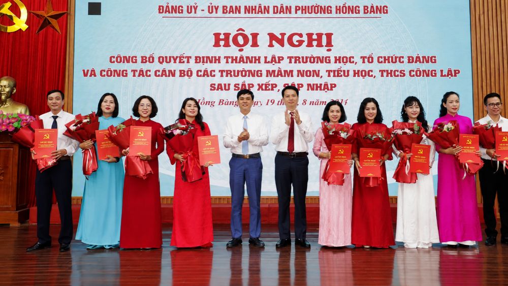 Hải Phòng sắp xếp lại trường học, đồng thời công bố quyết định bổ nhiệm cán bộ quản lý giáo dục tại phường Hồng Bàng.