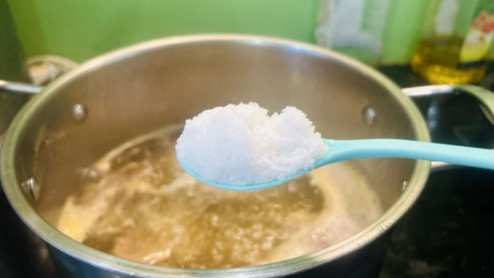 Ăn mặn kéo dài khiến người Việt tiêu thụ nhiều muối hơn khuyến nghị, làm tăng nguy cơ tăng huyết áp, bệnh tim mạch và đột quỵ.