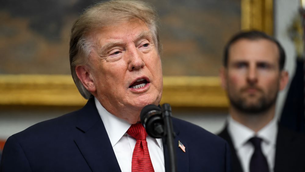 Ông Trump tuyên bố phát động chiến dịch “chiến tranh kinh tế” nhằm vào Iran, đồng thời cảnh báo các nước hỗ trợ Tehran sẽ chịu hậu quả nghiêm trọng.