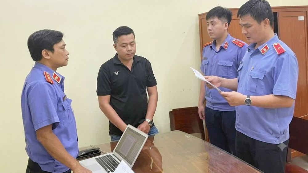 Cơ quan điều tra Viện KSND tối cao khởi tố, tống đạt quyết định tố tụng với các bị can vụ sai lệch hồ sơ nữ sinh tử vong ở Vĩnh Long.