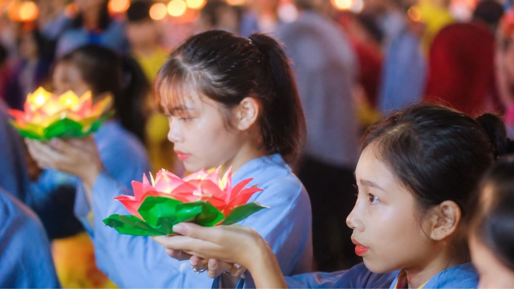 Mùa Vu Lan gợi nhớ người mẹ tảo tần, cả đời hy sinh, nhường phần ngon và chắt chiu từng bộ quần áo cho các con.