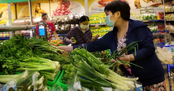 Người Việt ăn thịt gấp đôi mức khuyến nghị, trong khi lượng rau quả tiêu thụ còn thấp, cho thấy chế độ ăn cần được cân bằng hơn.