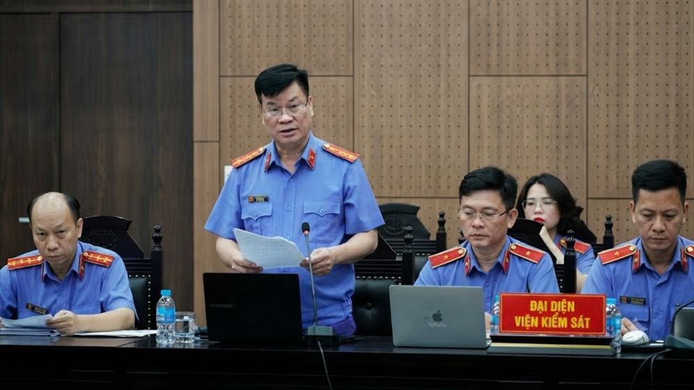 Đại diện Viện Kiểm sát trình bày quan điểm về hành vi nhận hối lộ số tiền rất lớn của cựu Thứ trưởng Nguyễn Bá Hoan, đề nghị mức án nghiêm khắc trước tòa.