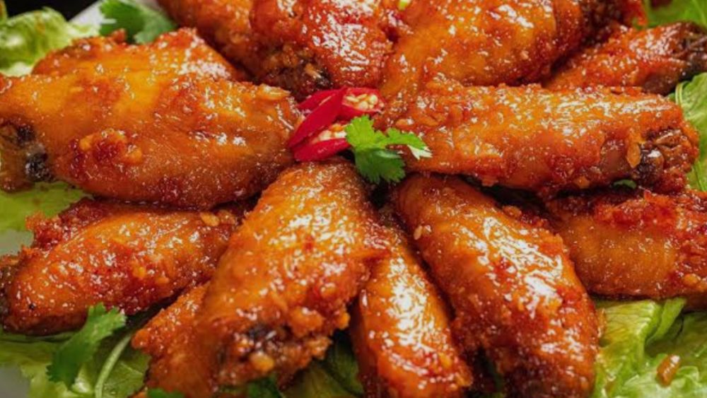 Ăn nhiều cánh gà có khiến trẻ dậy thì sớm? Chuyên gia giải đáp và lưu ý cách ăn, lựa chọn thịt gà an toàn cho trẻ.