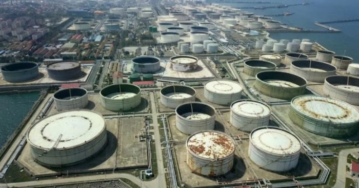 Xuất khẩu dầu Iran giảm còn 1/7, hàng chục triệu thùng mắc kẹt trên biển