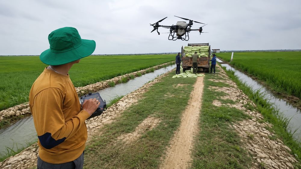 Nông dân kiểu mẫu Trần Văn Khánh tích tụ ruộng đất, sản xuất hai vụ lúa và ứng dụng công nghệ để nâng cao hiệu quả canh tác.